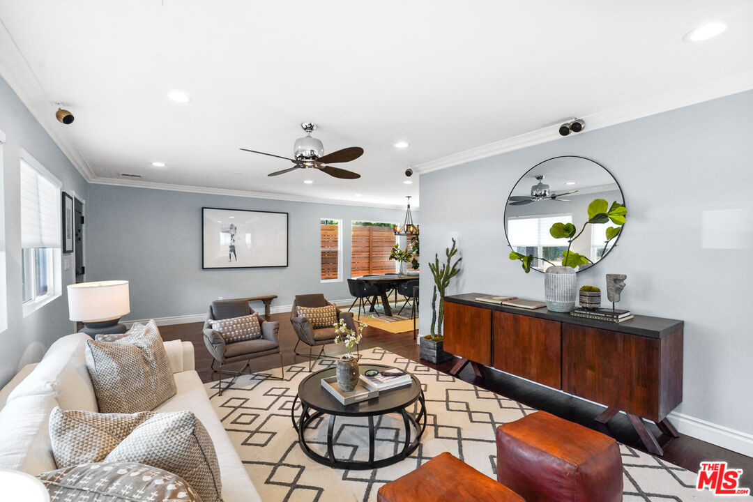 1774 Washington Way Venice, CA 90291 - Photo 9 of 42 a living room with furniture and a mirror