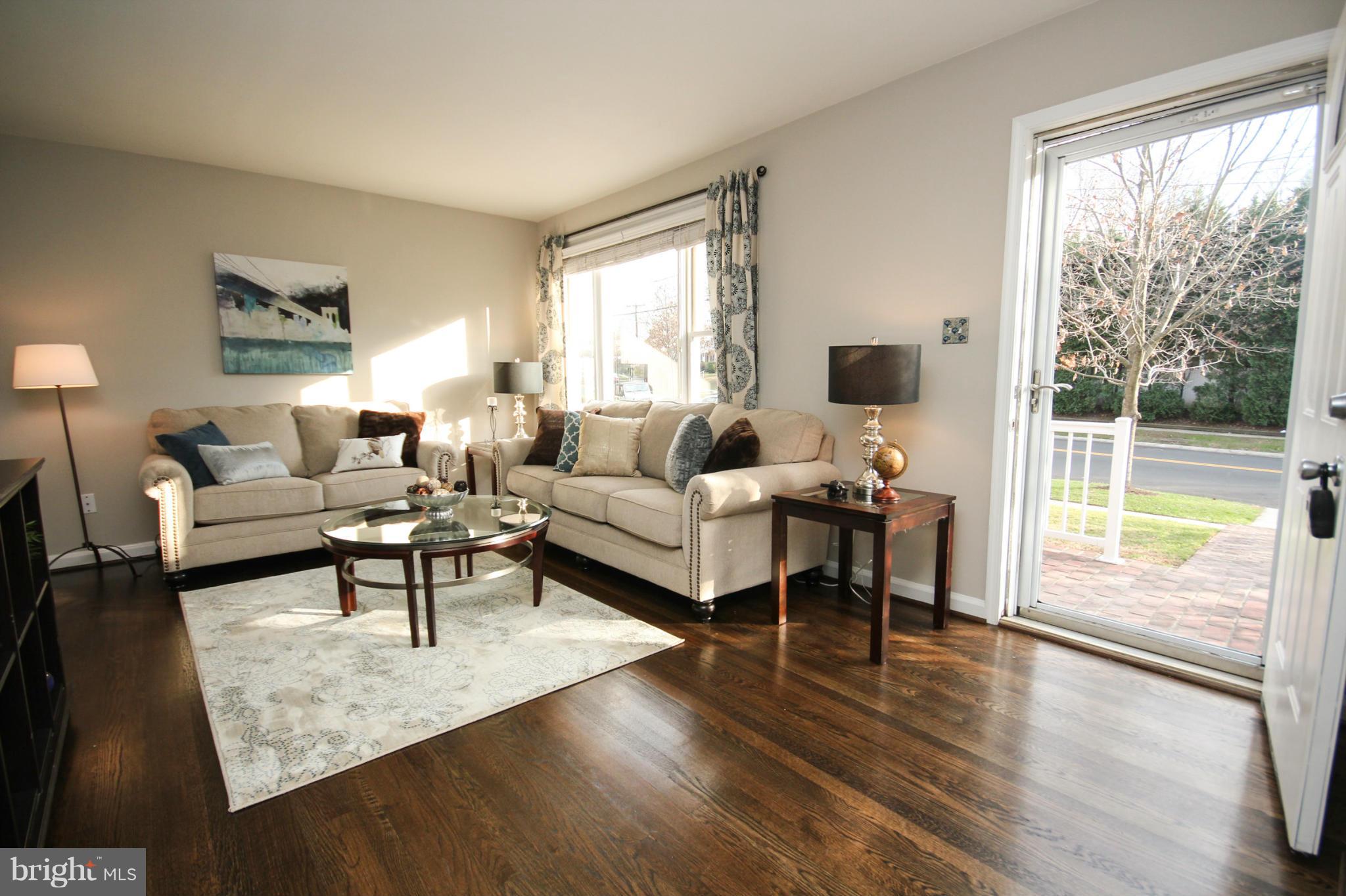 3927 Weller Road Silver Spring, MD 20906 - Photo 4 of 30 Living Room