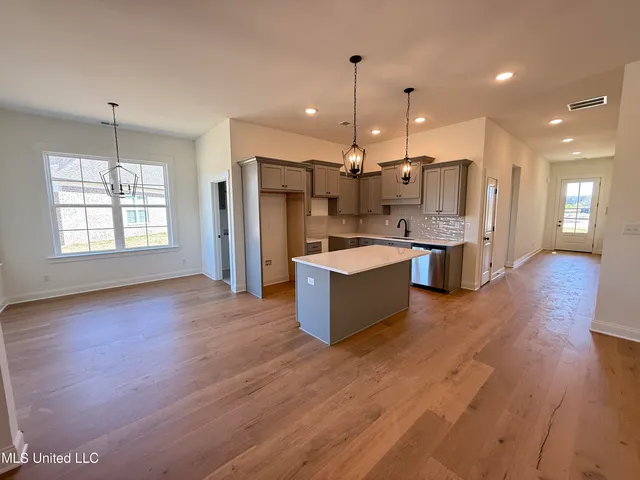 $362,900 | 682 Bolivar Drive, Nesbit, MS 38651