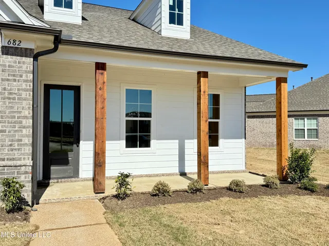 $362,900 | 682 Bolivar Drive, Nesbit, MS 38651