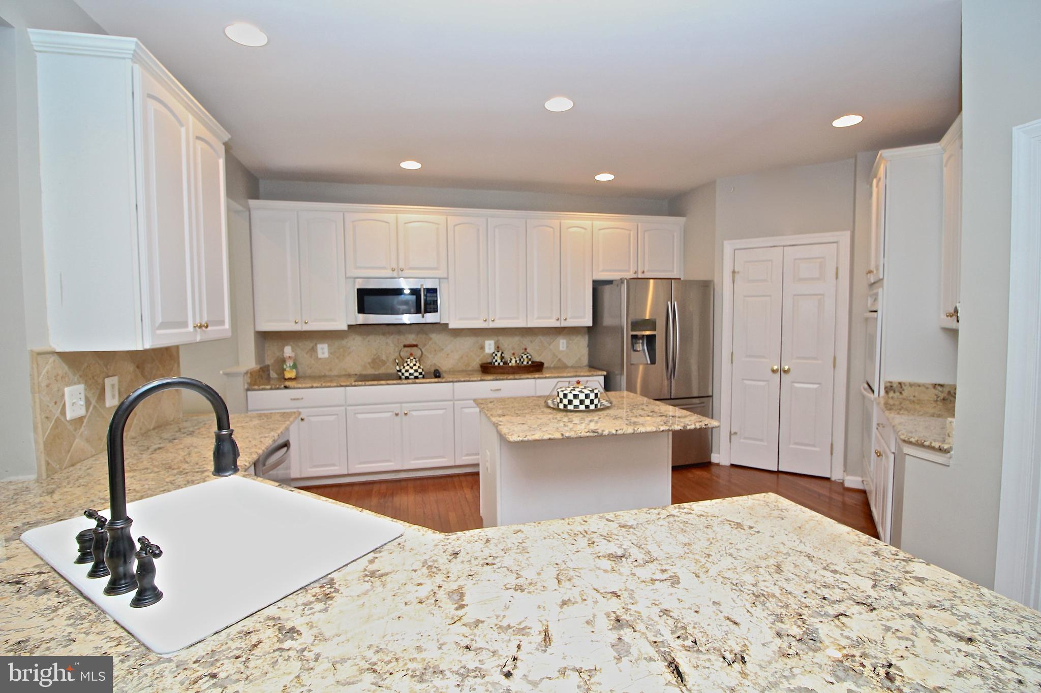 14416 Clubhouse Road Gainesville, VA 20155 - Photo 10 of 38 Large Chef's Kitchen