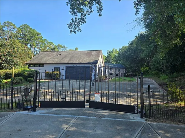 a view of a house with a backyard
