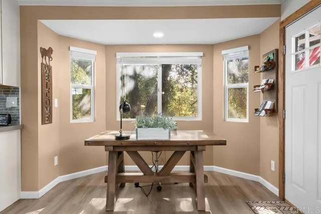a view of livingroom with furniture