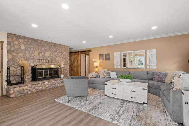 a view of a livingroom with wooden floor and entryway