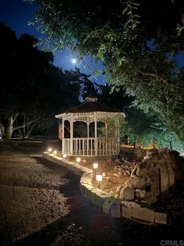 a view of a house with backyard and tree