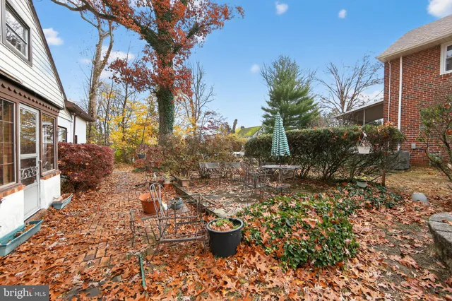a view of a back yard of the house