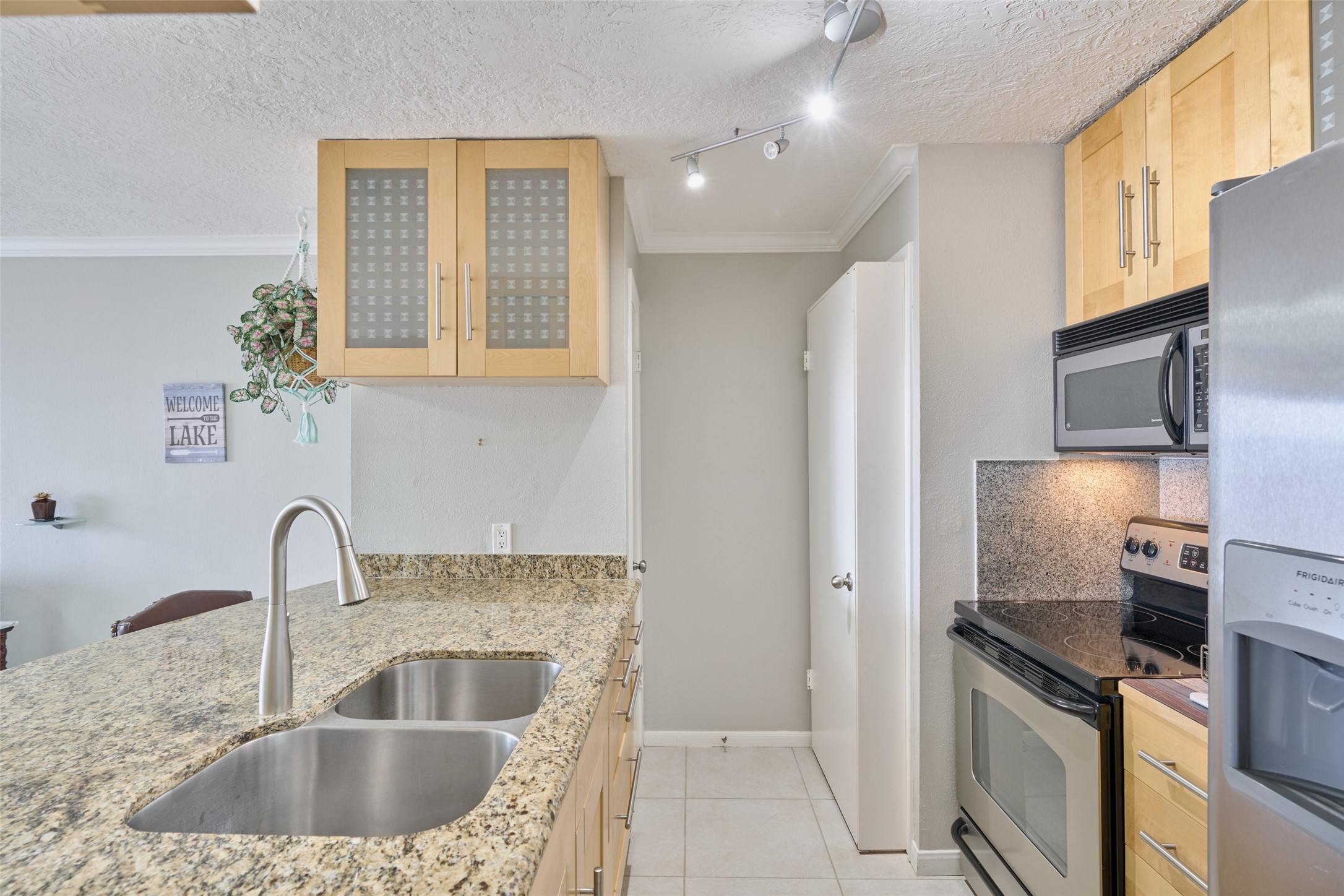 801 River Road, Unit 105D Montgomery, TX 77356 - Photo 13 of 32 More of the kitchen.