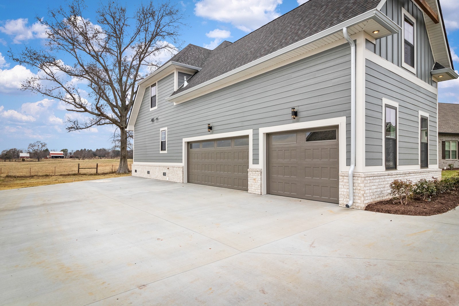 24 Port Royal Estate Adams, TN 37010 - Photo 6 of 34 a view of a house with a yard and garage