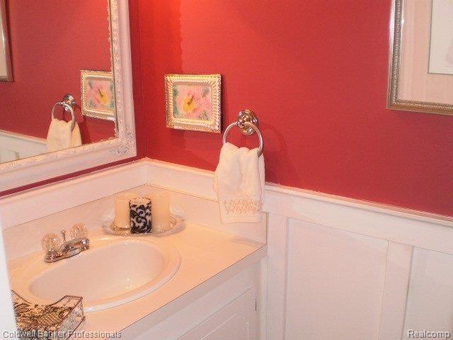 1365 Autumn Lane Rochester, MI 48306 - Photo 4 of 25 Powder Room.JPG
