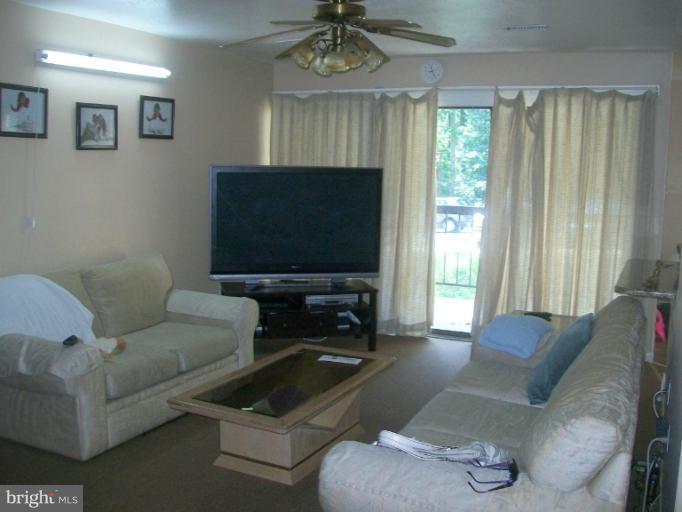 11216 Chestnut Grove Square, Unit 11216 Reston, VA 20190 - Photo 3 of 6 Interior (General)
