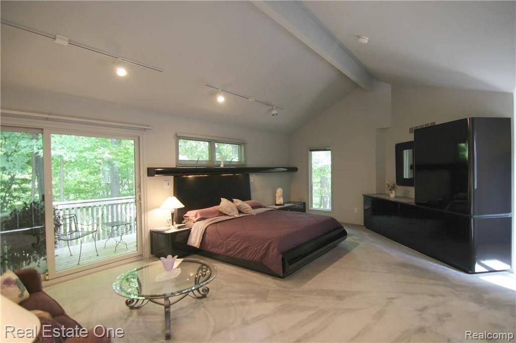 28053 Inkster Road Farmington Hills, MI 48334 - Photo 17 of 46