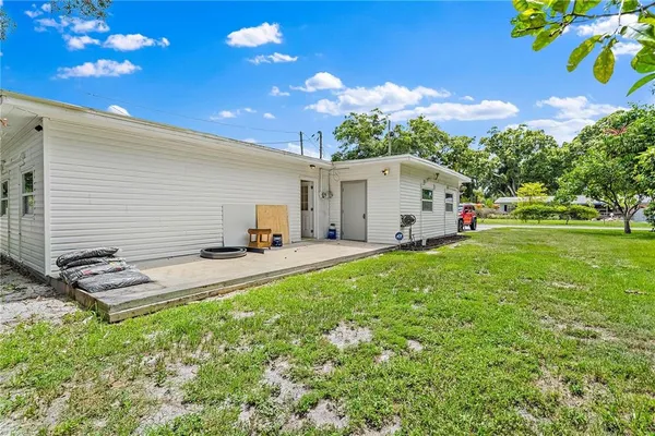 a view of a house with a backyard