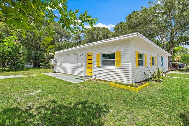 a view of a back yard