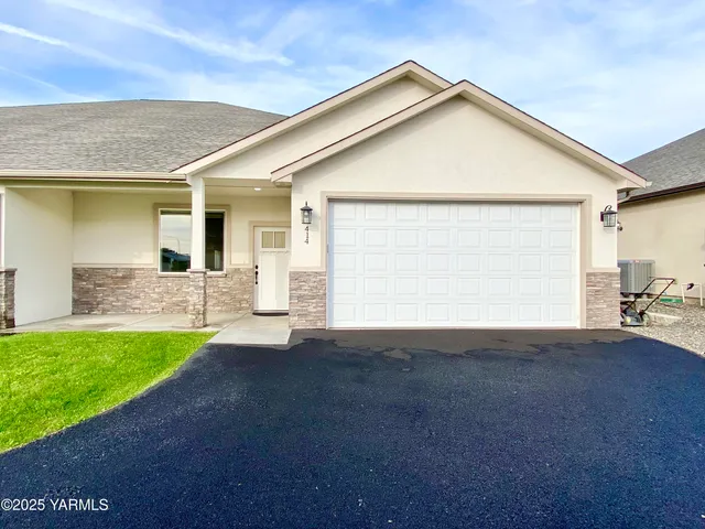 a view of a house with a yard and garage