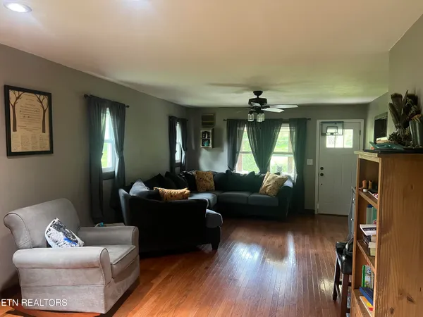 $297,500 | 1623 Straight Branch Road, Speedwell, TN 37870