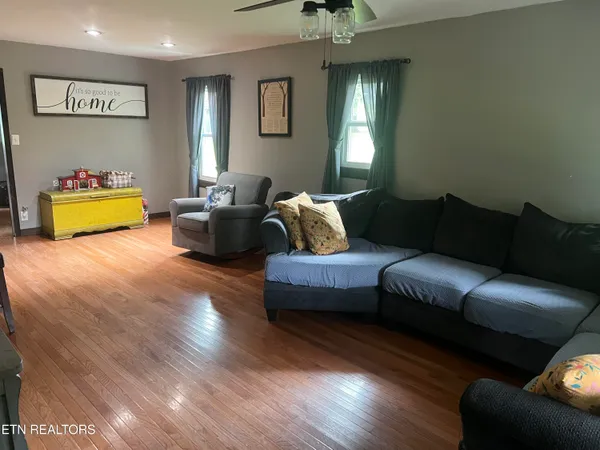 $297,500 | 1623 Straight Branch Road, Speedwell, TN 37870