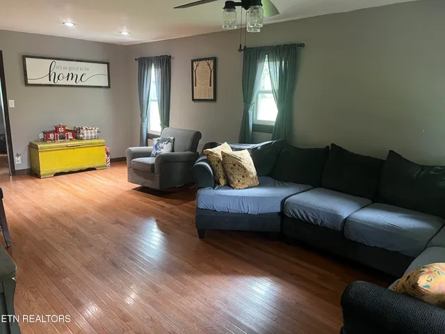 $297,500 | 1623 Straight Branch Road, Speedwell, TN 37870