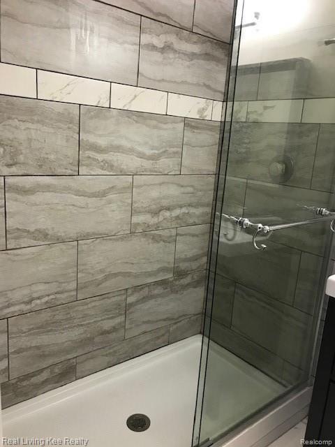 1403 Paddle Wheel Lane Rochester, MI 48306 - Photo 31 of 54 Spacious updated Shower