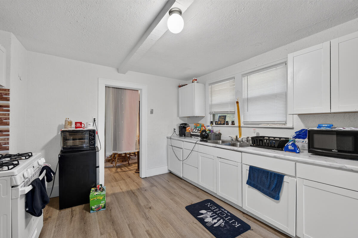 6522 28th Avenue Kenosha, WI 53143 - Photo 16 of 27 Upper Kitchen