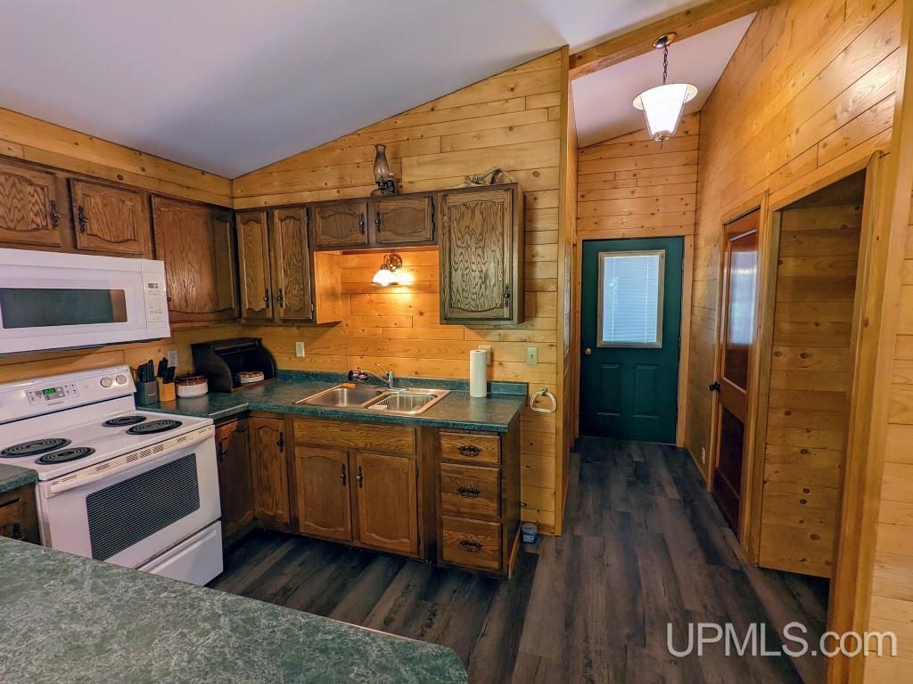 413 University Road Iron River, MI 49935 - Photo 8 of 24 Gallery Image 8