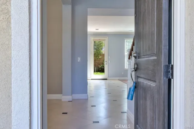 a view of entryway with livingroom