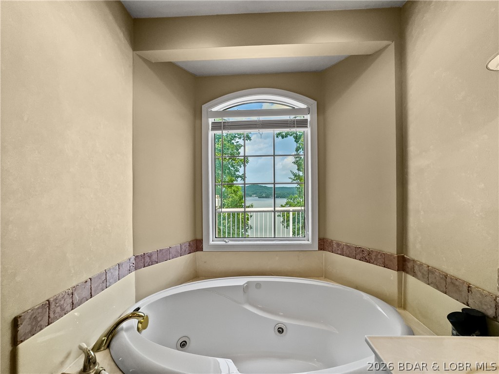 2209 Standing Rock Road Camdenton, MO 65020 - Photo 33 of 70 Master Bath Jetted Tub