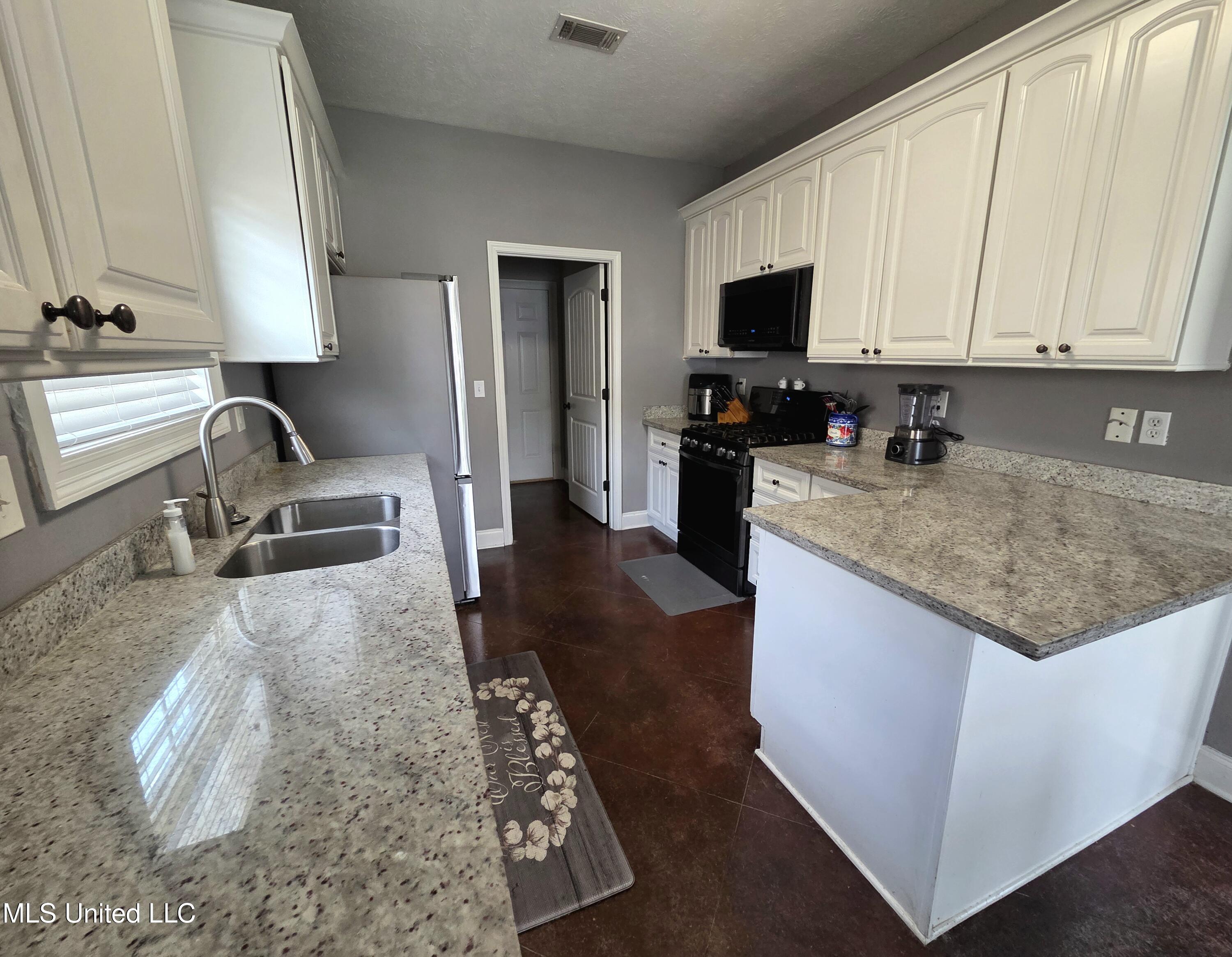 305 Flagstone Drive Brandon, MS 39042 - Photo 8 of 29 Kitchen