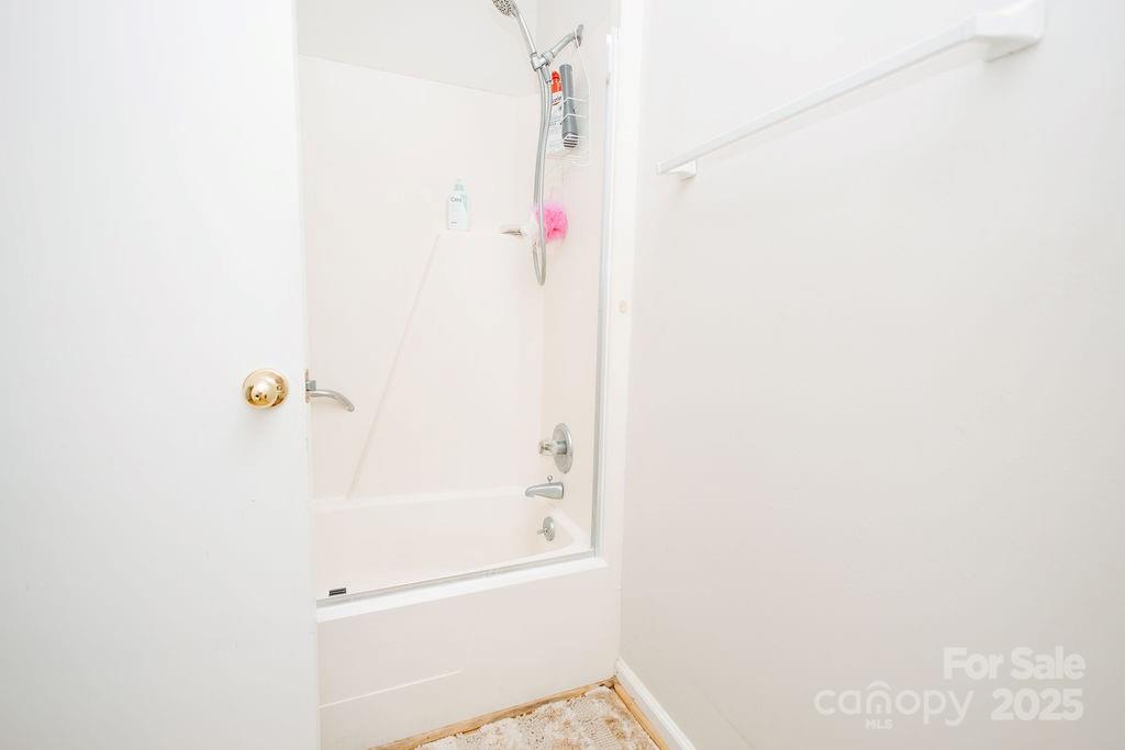 90 Long Street Marion, NC 28752 - Photo 20 of 34 a bathroom with a shower