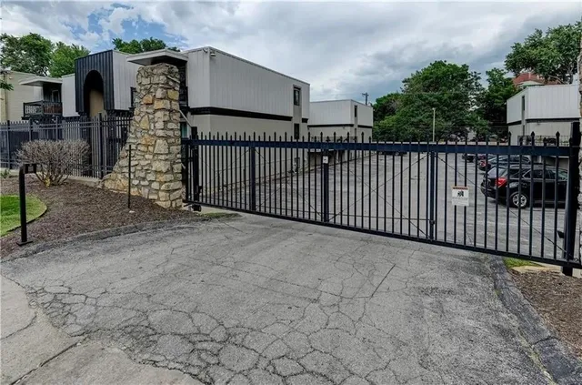 $1,150,000 | 4143-4157 Roanoke Road, Kansas City, MO 64111