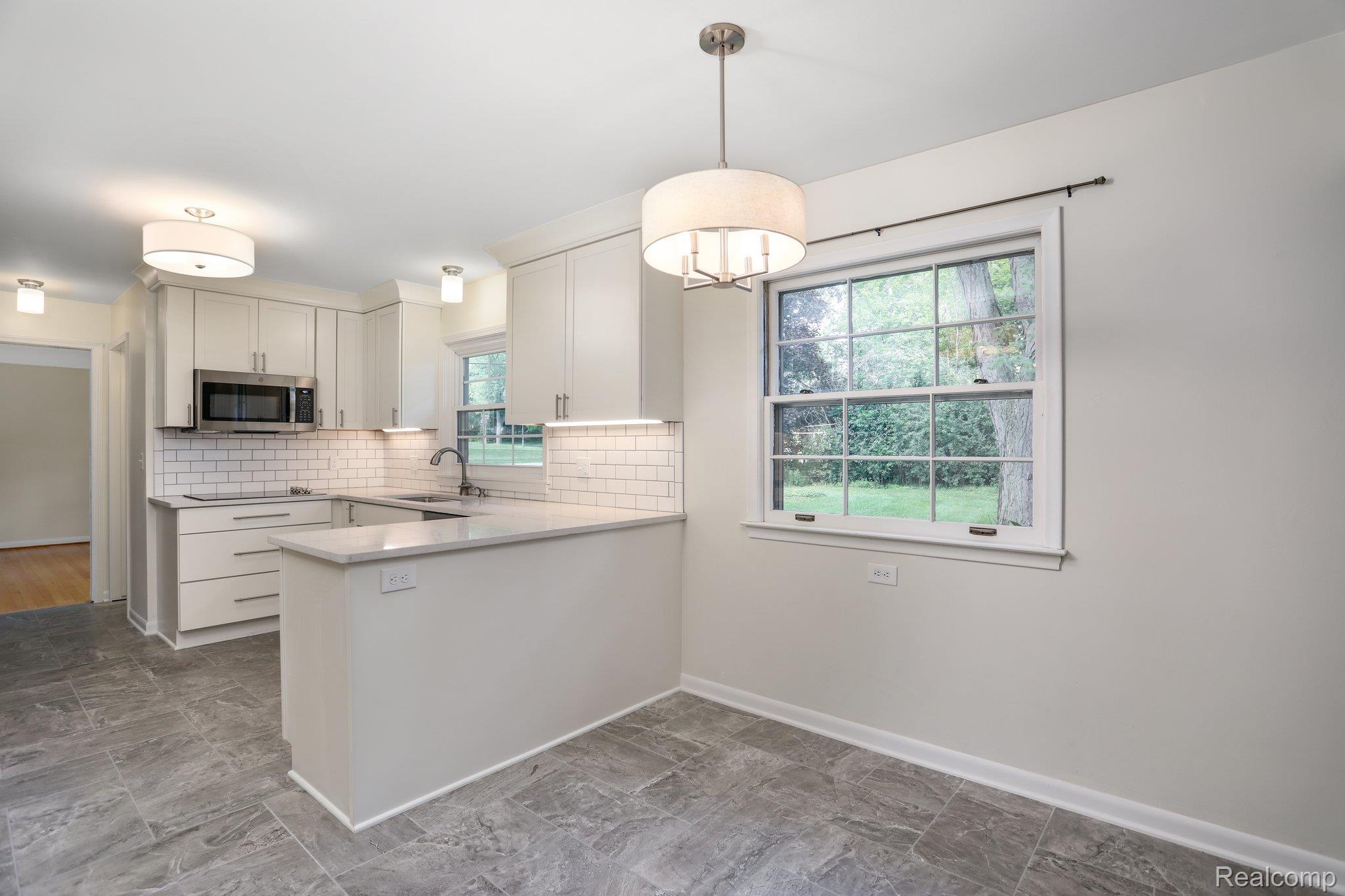 4259 Wendell Road West Bloomfield, MI 48323 - Photo 12 of 39 11.jpg