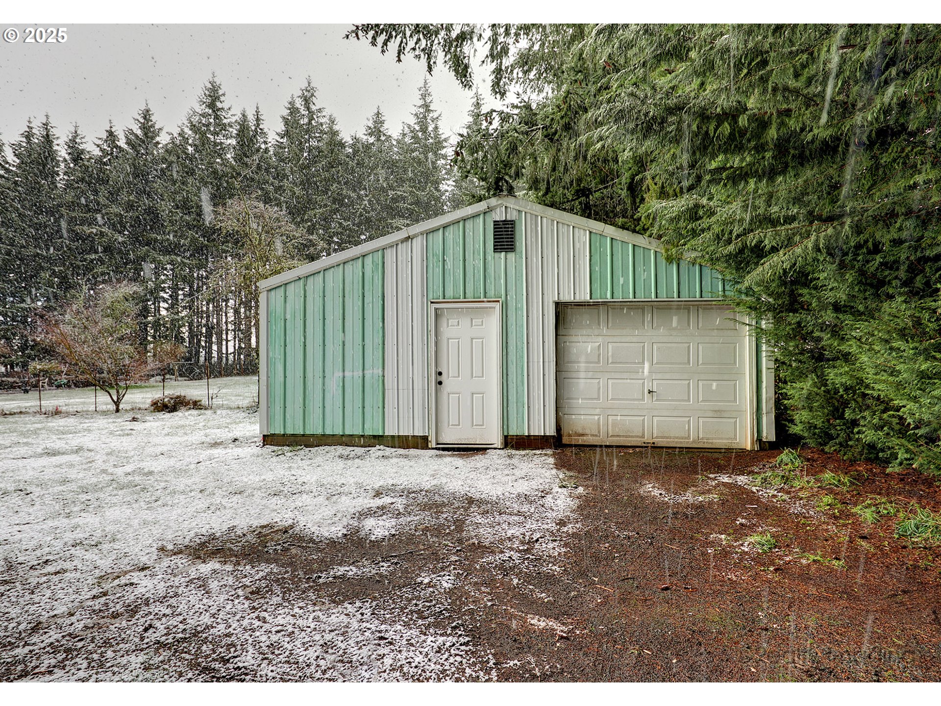 25581 South Holman Road Estacada, OR 97023 - Photo 10 of 14 a backyard of a house