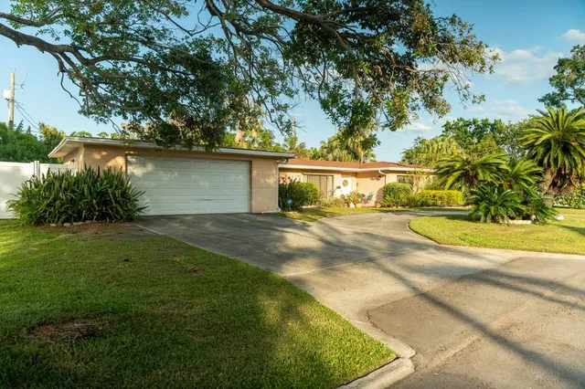 a view of back yard of the house
