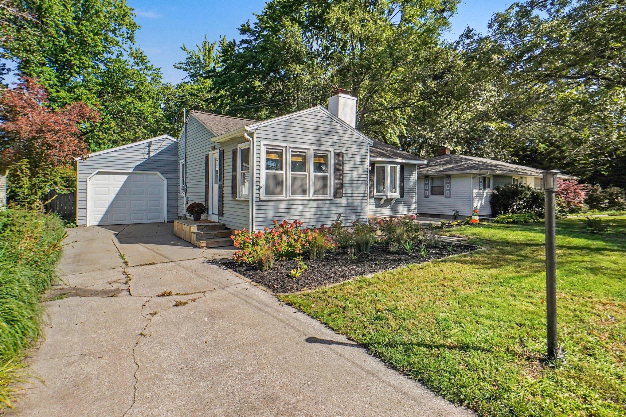 809 River Street Spring Lake, MI 49456 - Photo 3 of 28 005_file_7352