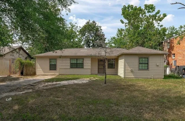 $1,500 | 9033 Oak Knoll Lane, Houston, TX 77078