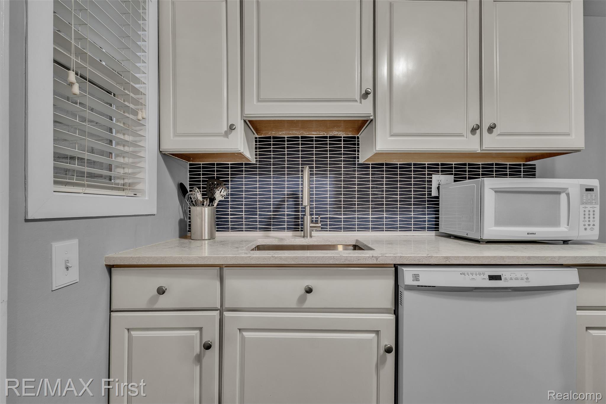 1921 Graefield Road Birmingham, MI 48009 - Photo 13 of 27 13.jpg