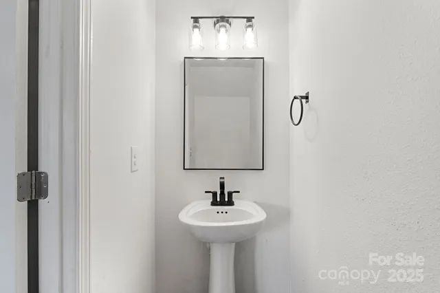 $299,900 | 2533 Meadow Crossing Drive, Dallas, NC 28034