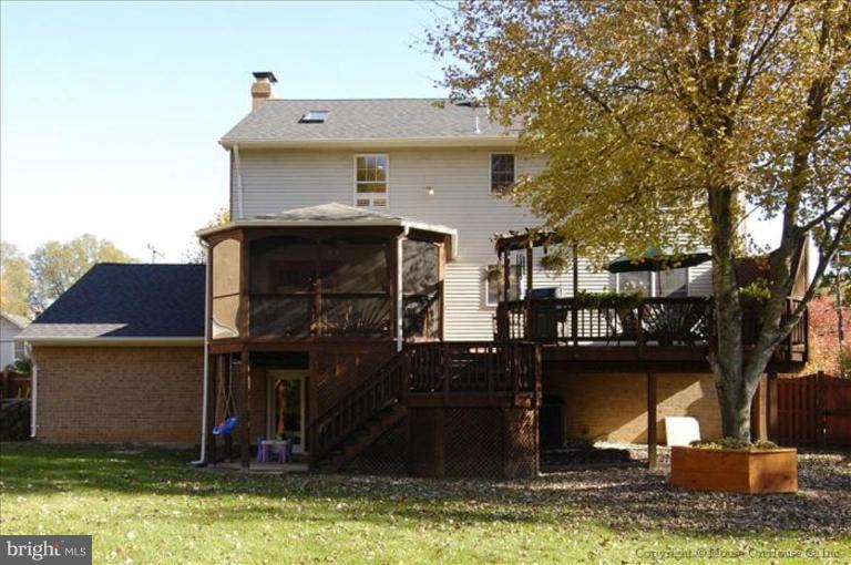 8614 Fort Hunt Road Alexandria, VA 22308 - Photo 2 of 23 Exterior (Rear)