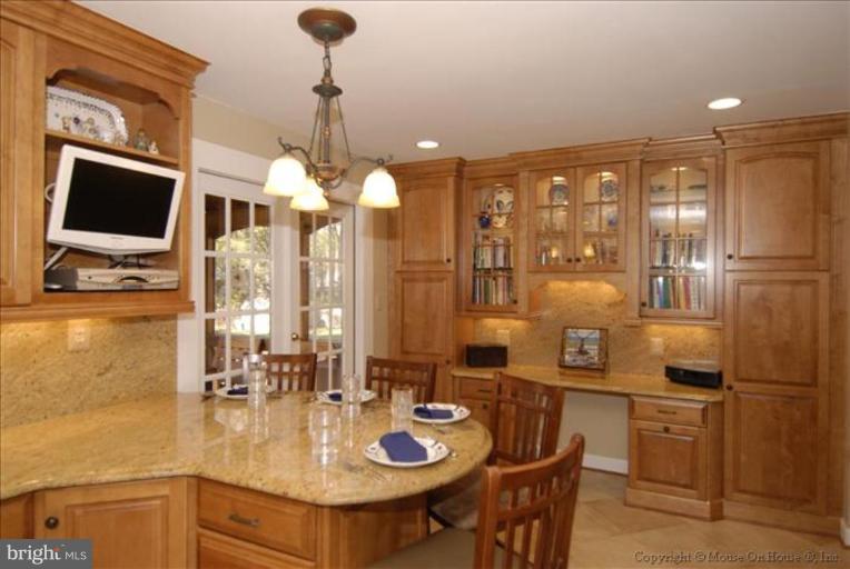 8614 Fort Hunt Road Alexandria, VA 22308 - Photo 15 of 23 Breakfast Area