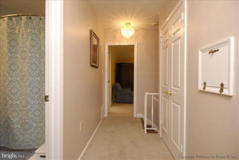 8614 Fort Hunt Road Alexandria, VA 22308 - Photo 17 of 23 Hallway