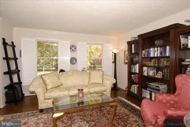 8614 Fort Hunt Road Alexandria, VA 22308 - Photo 18 of 23 Living Room