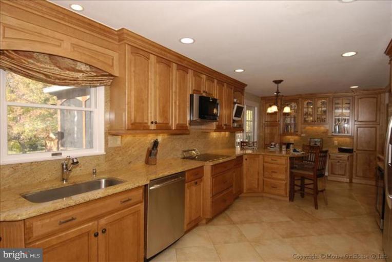 8614 Fort Hunt Road Alexandria, VA 22308 - Photo 3 of 23 Kitchen