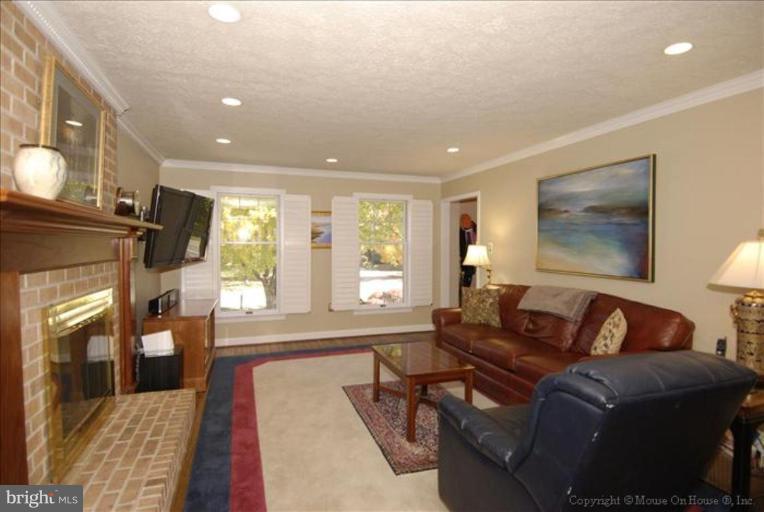 8614 Fort Hunt Road Alexandria, VA 22308 - Photo 23 of 23 Family Room