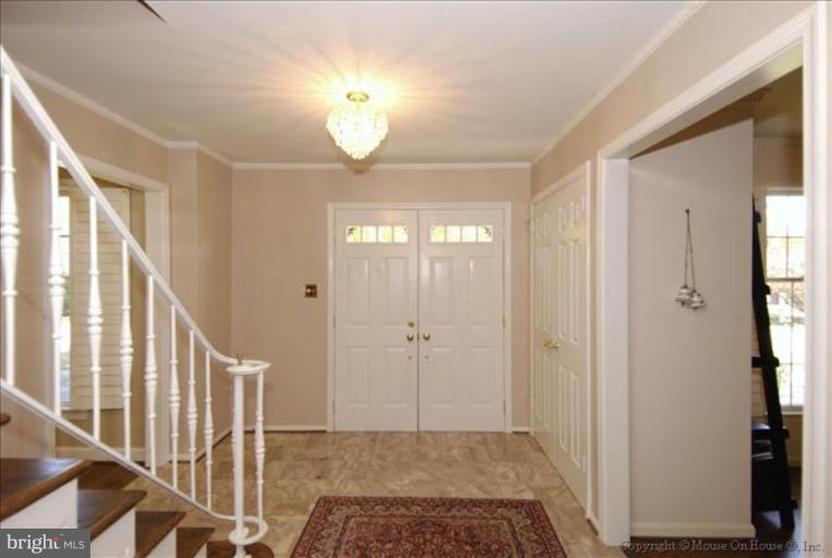 8614 Fort Hunt Road Alexandria, VA 22308 - Photo 5 of 23 Entrance / Foyer