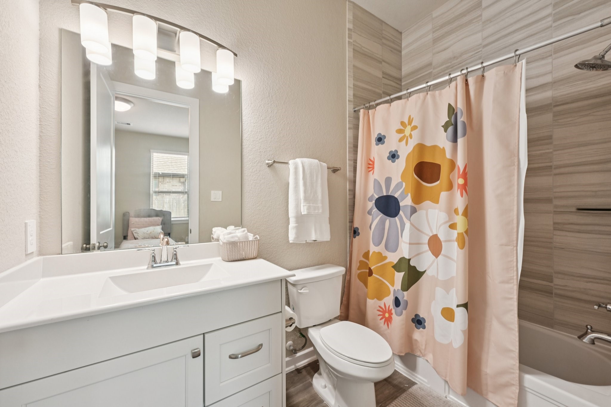 4734 Franklin Way Iowa Colony, TX 77583 - Photo 15 of 33 Bedroom 3 en-suite bathroom