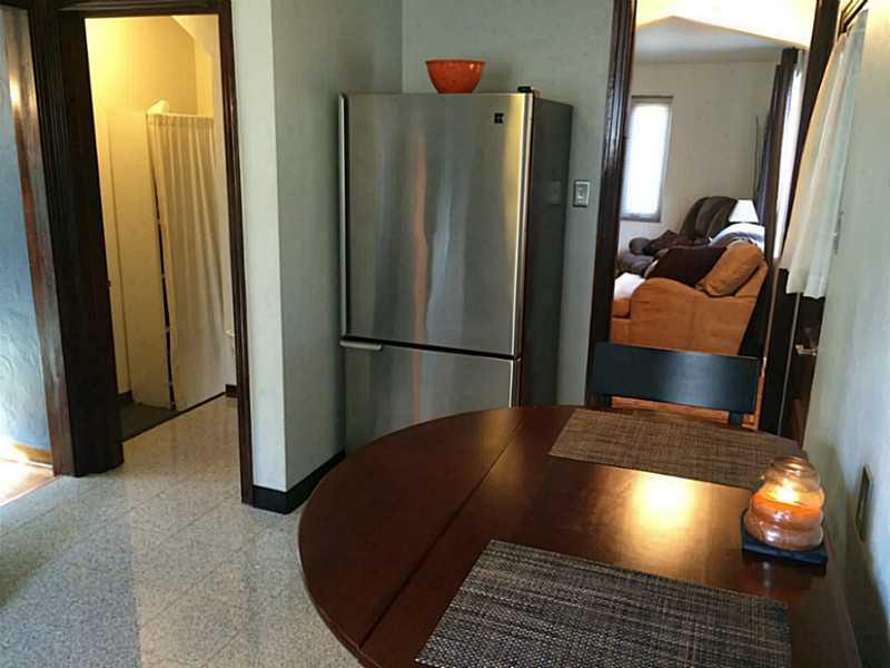 215 East Elmhurst Road Green Tree, PA 15220 - Photo 6 of 18 Kitchen.