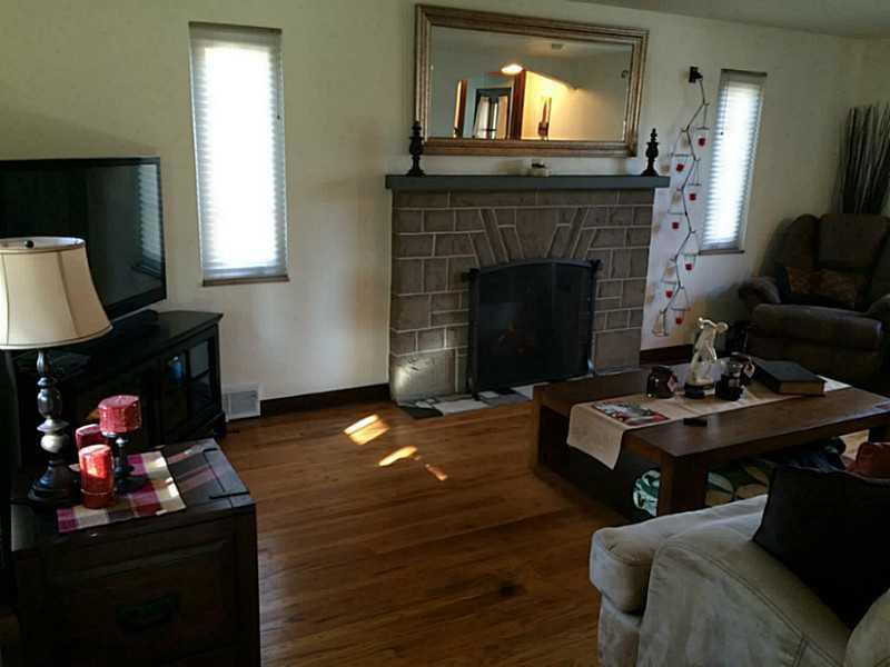 215 East Elmhurst Road Green Tree, PA 15220 - Photo 8 of 18 Living Room.