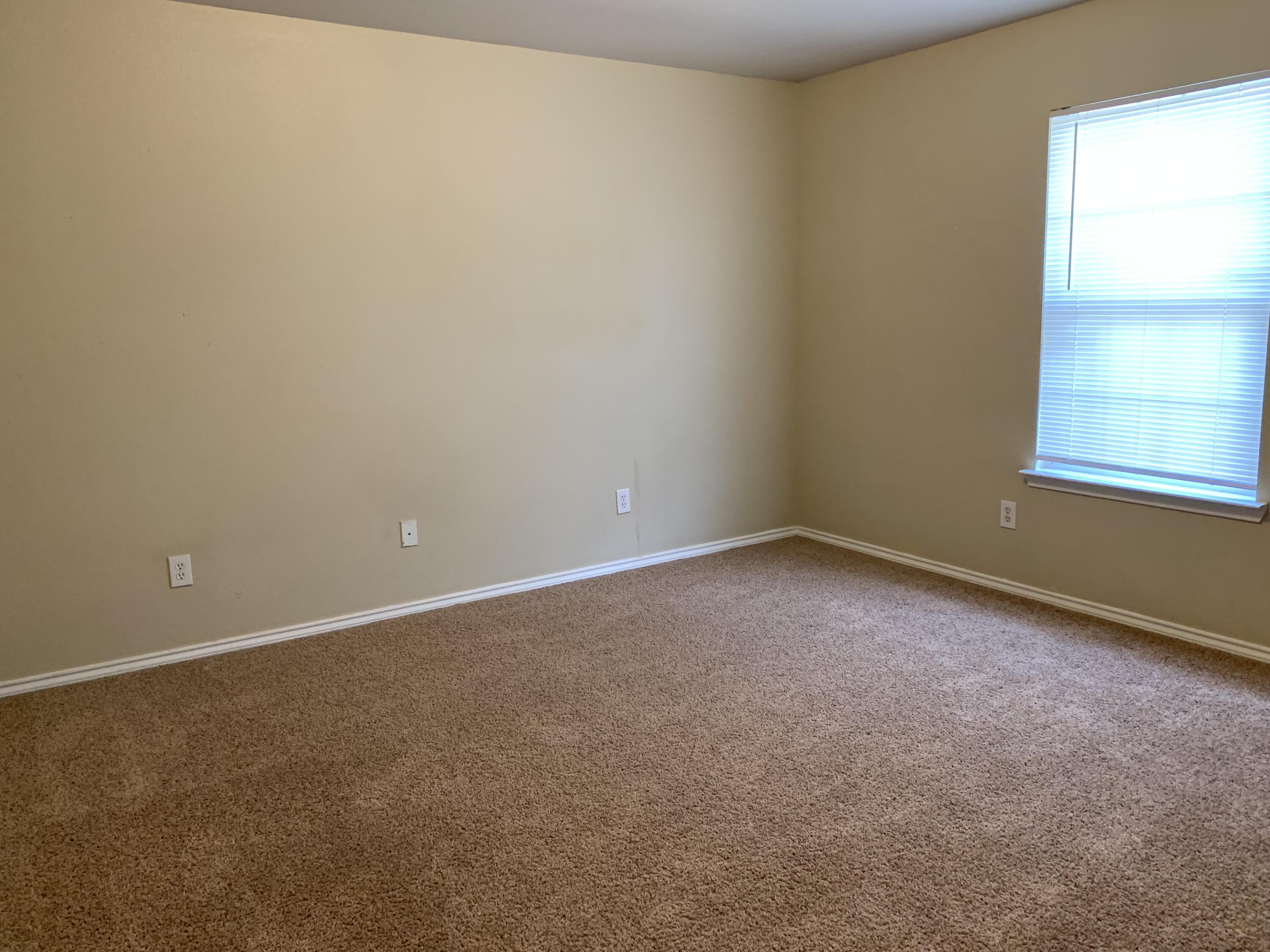 6717 89th Street Lubbock, TX 79424 - Photo 4 of 10 an empty room with a window