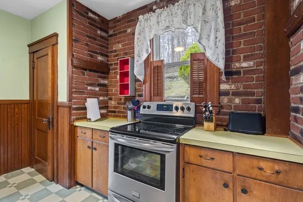 $319,900 | 35 Chesterfield Road, Worcester, MA 01602