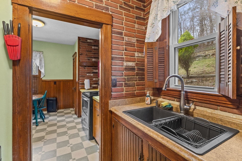 35 Chesterfield Road Worcester, MA 01602 - Photo 2 of 32