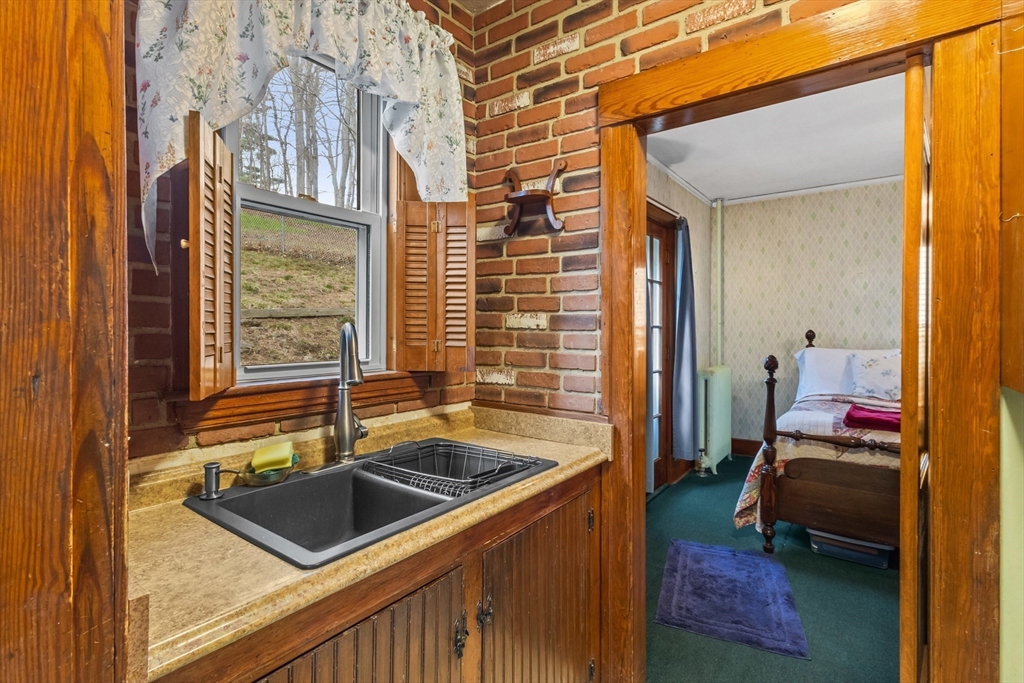 35 Chesterfield Road Worcester, MA 01602 - Photo 3 of 32